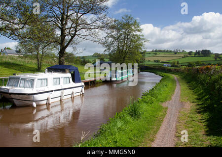 Blick entlang eines Teils des Brecon- und Monmouth-Kanals in Wales, Großbritannien Stockfoto