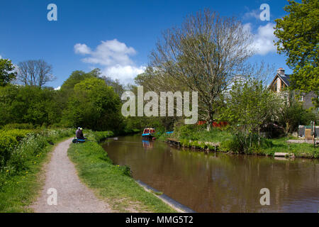 Blick entlang eines Teils des Brecon- und Monmouth-Kanals in Wales, Großbritannien Stockfoto