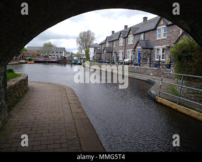 Blick entlang eines Teils des Brecon- und Monmouth-Kanals in Wales, Großbritannien Stockfoto