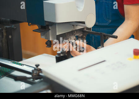 Hände von Person bei der Arbeit mit Maschinen, Ausrüstungen Stockfoto