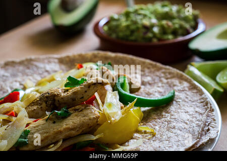 Chicken Fajitas mit Guacamole Stockfoto