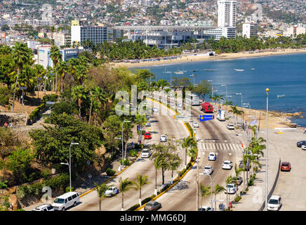 Verkehr in Av Costera Miguel Aleman Acapulco in Mexiko Stockfoto