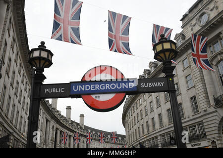 Regent Street, London, ist mit Union Jack Flaggen dekoriert, vor der königlichen Hochzeit. Stockfoto