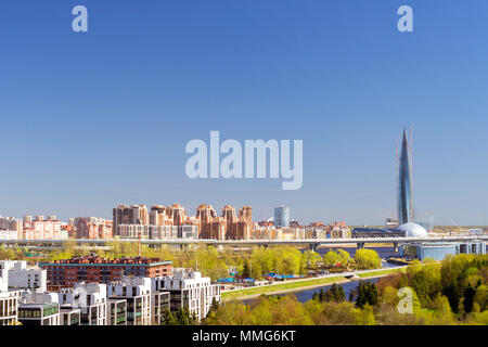 Blick von der Höhe des Riesenrad zu Glas 462 meter Wolkenkratzer Lakhta Center. Seaside Park des Sieges auf Krestovsky Island, St. Petersburg, Russland Stockfoto