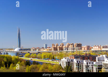 Blick von der Höhe des Riesenrad zu Glas 462 meter Wolkenkratzer Lakhta Center. Seaside Park des Sieges auf Krestovsky Island, St. Petersburg, Russland Stockfoto