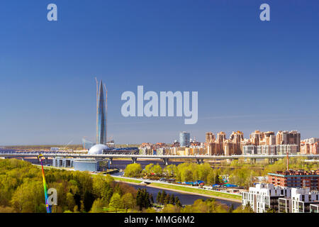 Blick von der Höhe des Riesenrad zum Vergnügungspark und Glas 462 meter Wolkenkratzer Lakhta Center. Seaside Park des Sieges auf Krestovsky Island, St. Petersb Stockfoto