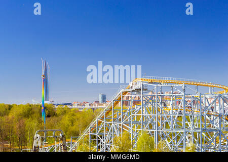 Blick von der Höhe des Riesenrad zum Vergnügungspark und Glas 462 meter Wolkenkratzer Lakhta Center. Seaside Park des Sieges auf Krestovsky Island, St. Petersb Stockfoto