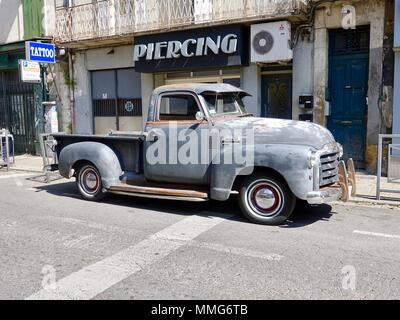 Alten, Grauen, verwitterten, Classic 1953 100 GMC Pickup Truck mit Holzverkleidung, auf der Straße vor Piercing gesehen, Tätowierer, Avignon, Frankreich Stockfoto