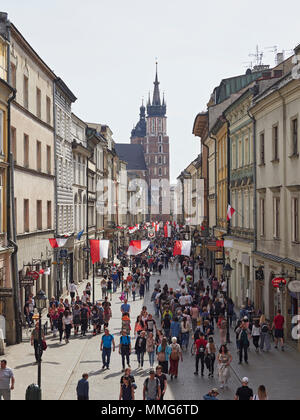 Krakau touristische Kutsche unter dem Bogen der Kirche in Polen verbunden, pijarska St Stockfoto