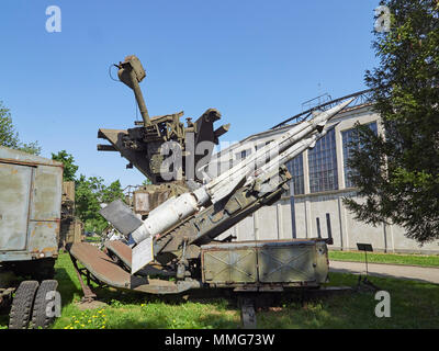 Krakau polnische Luftfahrtmuseum und eine russische S-125 Newa/Pechora oder Newa SAM Oberfläche-zu-Raketenabwehrsystem in Polen Stockfoto