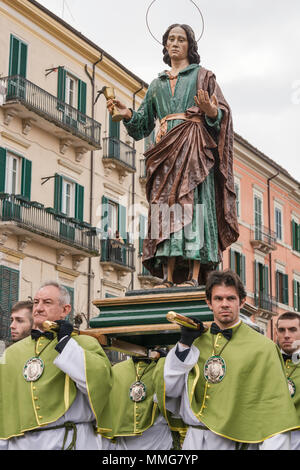 Mitglieder der Bruderschaft von der Madonna di Loreto, die Figur des Heiligen Johannes, Madonna che Scappa Prozession am Ostersonntag in Sulmona, Abruzzen, Italien Stockfoto