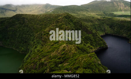 Luftaufnahme von comprida und Negra Seen, Insel Flores in Azoren. Portugal Stockfoto