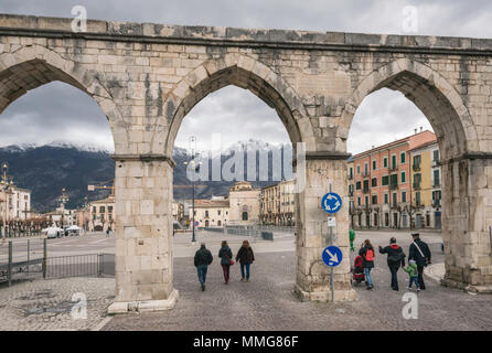 Mittelalterliche Aquädukt, Maiella massiv an zentralen Apennin in Abstand, Piazza Garibaldi in Sulmona, Abruzzen, Italien Stockfoto