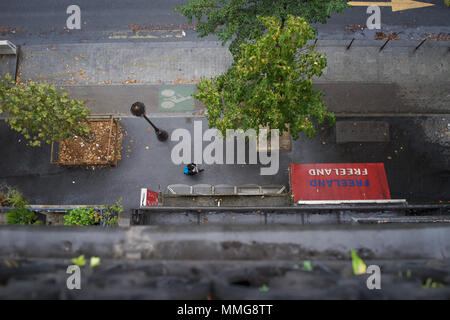 Boulevard Barbès, Paris, Frankreich, Luftbild vom Balkon, mit Blick auf die Straße Stockfoto
