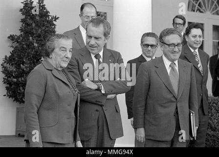 Der israelische Premierminister Golda Meir stehend mit Präsident Richard Nixon und Henry Kissinger, vor dem Weißen Haus 1973 Stockfoto