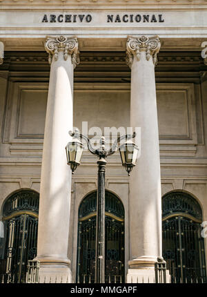 Vorderseite des collonaded nationales Archiv Gebäude der Nationalbibliothek mit altmodischen Straßenlaternen, Santiago, Chile, Südamerika Stockfoto