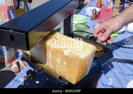 Zubereitung der Raclette bei Mugena auf die Schweizer Alpen. Stockfoto