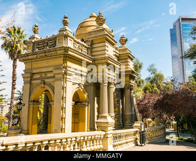 Oben auf der Neptunbrunnen, Santa Lucia Gärten mit modernen Wolkenkratzer, Santiago, Chile, Südamerika Stockfoto