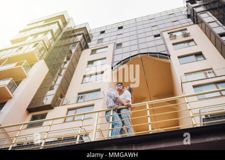 Junges Paar auf der Vorderseite des neuen großen, modernen Haus ihr neues Zuhause Stockfoto