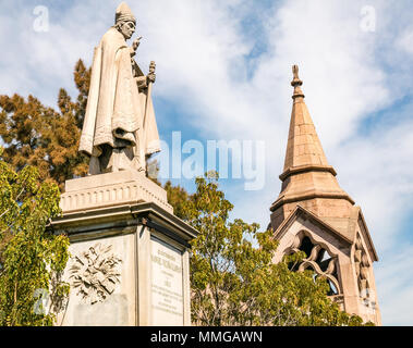 Stein Statue von Srchbishop von Santiago, Manuel Vikunja Larrain und spire, Santa Lucia Gärten, Santiago, Chile, Südamerika Stockfoto