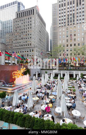 Der Fels Center Cafe im Frühjahr, das Rockefeller Center, Midtown, New York City, USA Stockfoto