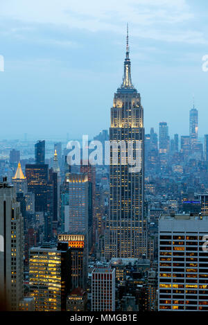Das Empire State Building, New York Skyline am Abend von der Spitze des Felsens, New York City, Vereinigte Staaten von Amerika gesehen Stockfoto