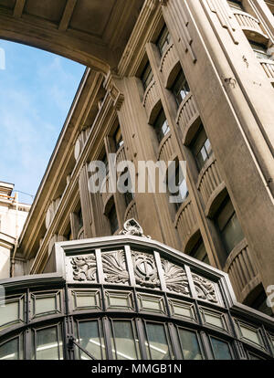 Blick auf großen Art-déco-Gebäude, Santiago, Chile, Südamerika Stockfoto