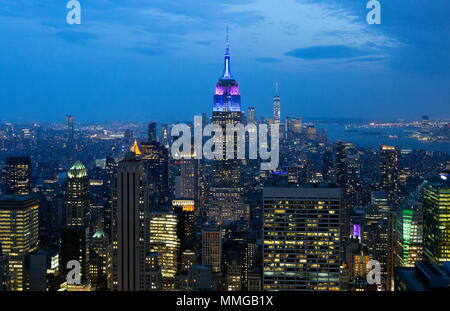 Empire State Building und die Skyline von New York in der Dämmerung, von der Spitze des Felsens Aussichtsplattform, Manhattan, New York City, Vereinigte Staaten von Amerika gesehen Stockfoto