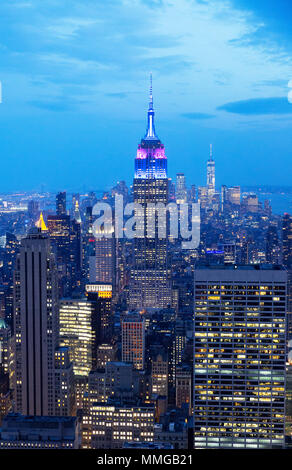 Empire State Building und die Skyline von New York in der Dämmerung, von der Spitze des Felsens Aussichtsplattform, Manhattan, New York City, Vereinigte Staaten von Amerika gesehen Stockfoto
