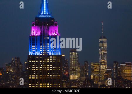 Das Empire State Building und das One World Trade Center in der Nacht von der Spitze des Felsens, New York City, USA Stockfoto