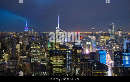 Die New Yorker Skyline bei Nacht wie von der Spitze des Felsens, New York City, USA Stockfoto