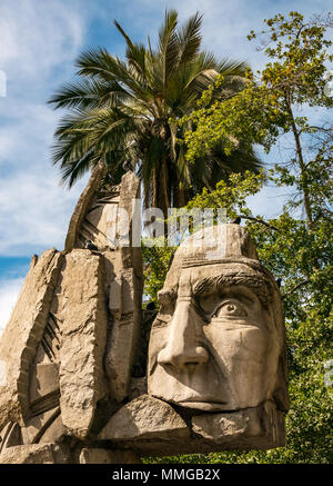 Moderne öffentliche Kunstwerke, Denkmal der indischen Dörfer von Enrique Villalobos, Plaza de Armas, Santiago, Chile, Südamerika Stockfoto