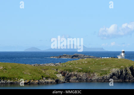 Die Insel Foula von Burra auf dem Festland von Shetland an einem Sommertag gesehen Stockfoto