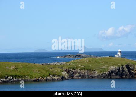 Die Insel Foula von Burra auf dem Festland von Shetland an einem Sommertag gesehen Stockfoto