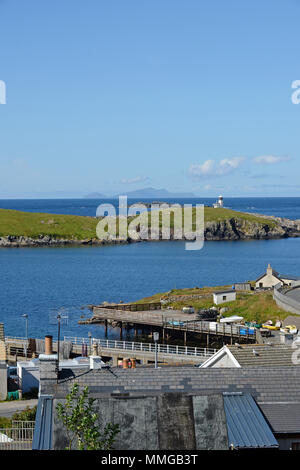 Die Insel Foula von Burra auf dem Festland von Shetland an einem Sommertag gesehen Stockfoto