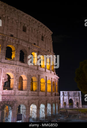 Das Kolosseum und der Triumphbogen des Konstantin bei Nacht beleuchtet, Rom, Italien, Europa Stockfoto