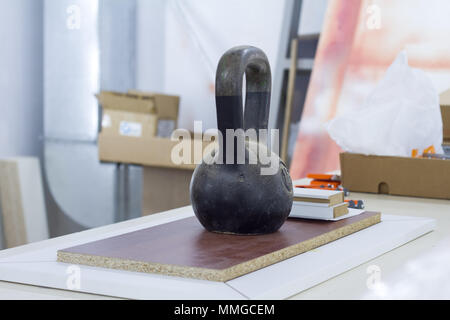 Drücken Sie die Taste BINDUNG. Metall Klebeset drücken Sie für Holz Rahmen auf festen Tisch Stockfoto