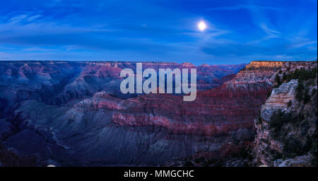 Nachthimmel mit Vollmond über Grand Canyon Stockfoto