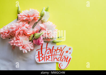 Rosa Chrysanthemen und alles Gute zum Geburtstag Poster. schöne Blumen. Karte mit Spring Bouquet. Happy Birthday Karte mit Chrysanthemen Stockfoto