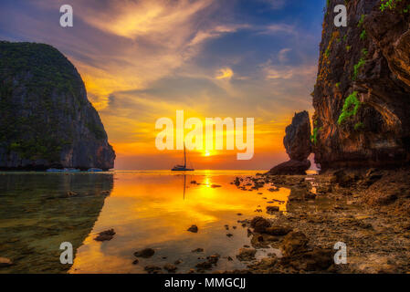 Sonnenuntergang an der Maya Beach auf Koh Phi Phi Island in Thailand Stockfoto