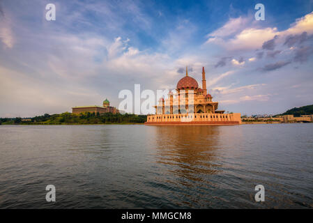 Sonnenuntergang am Putra-moschee und Putrajaya See in Malaysia Stockfoto