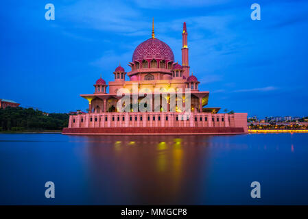 Putra Mosque und Putrajaya See in Malaysia bei Nacht Stockfoto