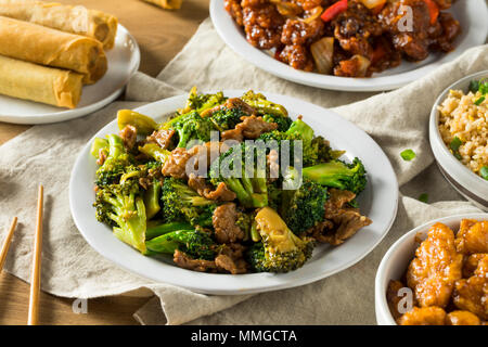 Würzige Chinesische nehmen Sie das Essen mit Stäbchen und Fortune Cookies Stockfoto