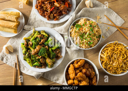 Würzige Chinesische nehmen Sie das Essen mit Stäbchen und Fortune Cookies Stockfoto