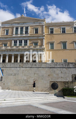 Eine Presidential Guard (tsolias) vor dem griechischen Parlament in Athen Griechenland Stockfoto