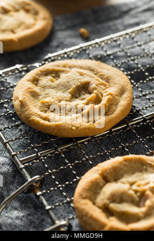 Süße hausgemachte Erdnussbutter Cookies mit Milch Stockfoto