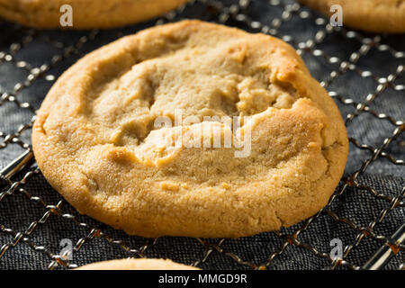 Süße hausgemachte Erdnussbutter Cookies mit Milch Stockfoto