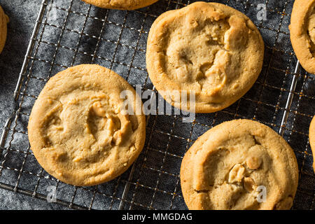 Süße hausgemachte Erdnussbutter Cookies mit Milch Stockfoto