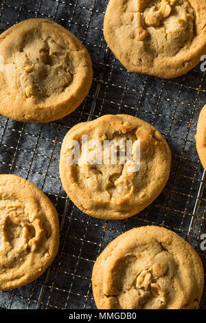 Süße hausgemachte Erdnussbutter Cookies mit Milch Stockfoto