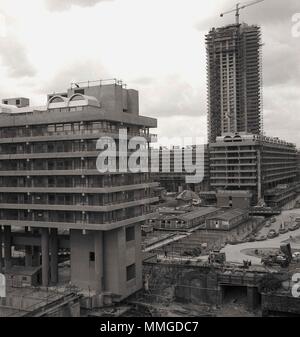 1960, Bild zeigt den Aufbau des riesigen barbican Komplex in der City von London, eine Masse von Beton, das Tausende Wohnungen, zwei Schulen und einem Arts Center auf einem Standort das war ein WW2 Bombe gebaut. Es ist architektonischen Stil ist "Brutalist'! Stockfoto